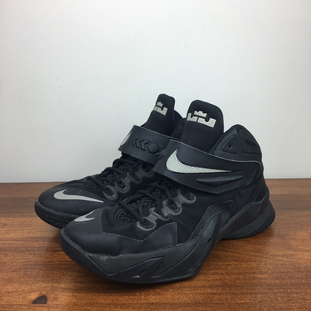 Nike Lebron Soldier VIII Black Basketball Shoes Youth Size 6.5Y  653645-004.